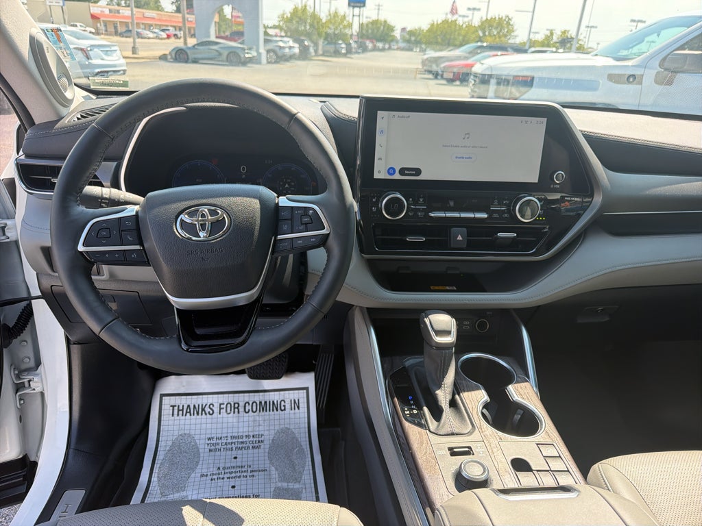 2024 Toyota Highlander LE